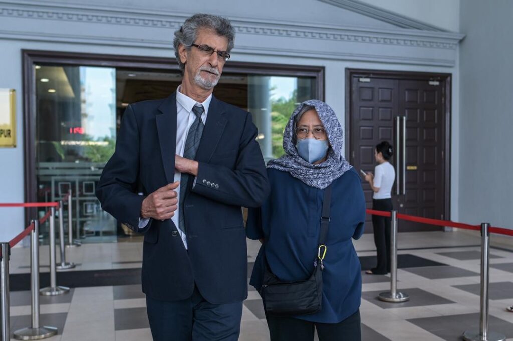 Anak perempuan Tun Daim peroleh pasport kekal