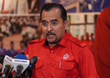 ASYRAF Wajdi Dusuki semasa sidang akhbar selepas Mesyuarat Majlis Kerja Tertinggi UMNO di Menara Dato' Onn, Kuala Lumpur hari ini. -UTUSAN/ISKANDAR ISHAK
