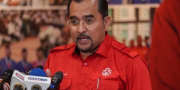 ASYRAF Wajdi Dusuki semasa sidang akhbar selepas Mesyuarat Majlis Kerja Tertinggi UMNO di Menara Dato' Onn, Kuala Lumpur hari ini. -UTUSAN/ISKANDAR ISHAK