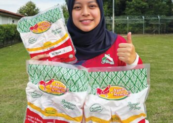 NURHANISSA Mohd. Asrafadden menunjukkan produk ayam kampung segar keluaran syarikatnya di Mambau, Negeri Sembilan baru-baru ini.
