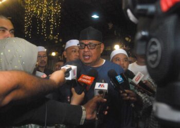 AB. Rauf Yusoh bercakap dalam sidang akhbar selepas Majlis Doa Kesyukuran di Kampung Pulau, Masjid Tanah, Melaka. - UTUSAN/AMRAN MULUP