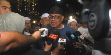 AB. Rauf Yusoh bercakap dalam sidang akhbar selepas Majlis Doa Kesyukuran di Kampung Pulau, Masjid Tanah, Melaka. - UTUSAN/AMRAN MULUP