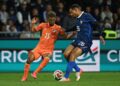 PENYERANG Ivory Coast, Amad Diallo cuba melepasi benteng Perancis, Maxence Lacroix ketika kedua-dua pasukan itu bertemu dalam satu aksi persabahatan di Stade de la Beaujoire, Nantes, Perancis, semalam. - AFP