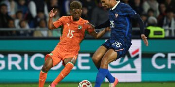 PENYERANG Ivory Coast, Amad Diallo cuba melepasi benteng Perancis, Maxence Lacroix ketika kedua-dua pasukan itu bertemu dalam satu aksi persabahatan di Stade de la Beaujoire, Nantes, Perancis, semalam. - AFP