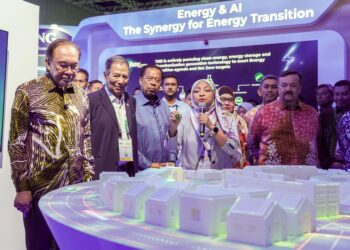 ANWAR Ibrahim melihat pelan pembangunan Tenaga dan Kecerdasan Buatan (AI) selepas merasmikan 
Persidangan Peralihan Tenaga 2026 (ETCon26) di Pusat Konvensyen Kuala Lumpur (KLCC), semalam. – UTUSAN/ISKANDAR ISHAK