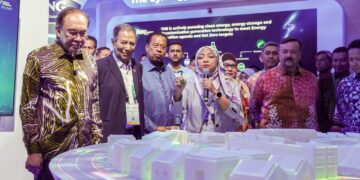 ANWAR Ibrahim melihat pelan pembangunan Tenaga dan Kecerdasan Buatan (AI) selepas merasmikan 
Persidangan Peralihan Tenaga 2026 (ETCon26) di Pusat Konvensyen Kuala Lumpur (KLCC), semalam. – UTUSAN/ISKANDAR ISHAK