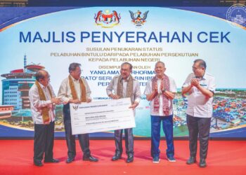 ANWAR Ibrahim menerima replika cek daripada Premier Sarawak Tan Sri Abang Johari Tun Openg pada Majlis Penyerahan Cek Penukaran Status Pelabuhan Bintulu Dari Pelabuhan Persekutuan Kepada Pelabuhan Negeri di Bintulu, Sarawak semalam. Turut hadir Timbalan Perdana Menteri Datuk Seri Fadillah Yusof. – PEJABAT PERDANA MENTERI.