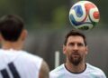 Lionel Messi berlatih bersama rakan sepasukan menjelang pertemuan Argentina menentang Algeria di Kansas City, esok. - AFP