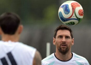 Lionel Messi berlatih bersama rakan sepasukan menjelang pertemuan Argentina menentang Algeria di Kansas City, esok. - AFP