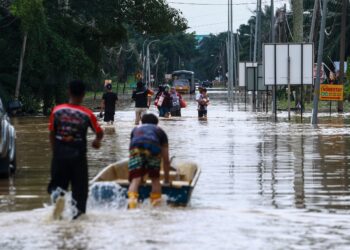 LEBIH 3,000 penduduk di Kampung RTB Bukit Changgang susulan ban Sungai Langat pecah kelmarin. - UTUSAN/AFIQ RAZALI