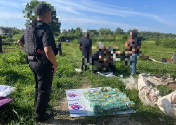 ANGGOTA Unit Siasatan Khas Narkotik Wilayah Narathiwat menyerbu sebuah ladang sawit di Daerah Sungai Padi, Narathiwat, Thailand.