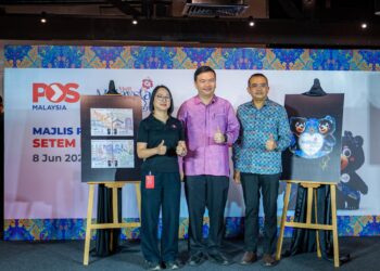 CHIEW Choon Man (tengah) bersama Ketua Pengarah Tourism Malaysia, Mohamad Amirul Rizal Abdul Rahim (kanan) dan Fiona semasa pelancaran setem khas kempen VM2026 di Kuala Lumpur semalam.