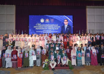 BARISAN penerima anugerah bergambar selepas Majlis Penyampaian Anugerah Kecemerlangan
Pendidikan Tahun 2026 di Wisma Perwira ATM, Kuala Lumpur semalam. – UTUSAN/AMIR KHALID