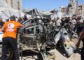 Pasukan penyelamat dan penduduk Palestin memeriksa kereta mangsa yang menjadi sasaran serangan bom oleh tentera Zionis di Gaza semalam. – AFP