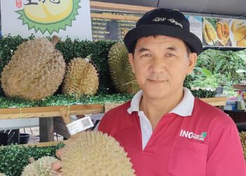 KIE Kim Hwa menunjukkan kod QR bagi tujuan pengesahan produk durian Balik Pulau yang diperkenalkan untuk para pekebun durian di Pulau Pinang.