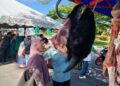 SEBANYAK 400 kilogram (kg) daging kambing licin dalam tempoh 30 minit pada Program Jualan Rahmah Madani (PJRM) di Masjid Tok Jembal, Seberang Takir, Kuala Terengganu semalam.