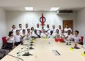 ANTHONY Loke Siew Fook (duduk, tengah) selepas mempengerusikan Mesyuarat Khas Jawatankuasa DAP Negeri Sembilan di Seremban semalam.