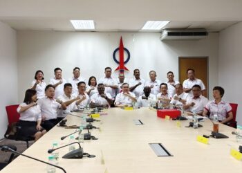 ANTHONY Loke Siew Fook (duduk, tengah) selepas mempengerusikan Mesyuarat Khas Jawatankuasa DAP Negeri Sembilan di Seremban semalam.