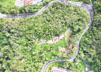 PEMANDANGAN dari udara keadaan kesesakan trafik di Cameron Highlands semasa musim cuti. – GAMBAR IHSAN REACH