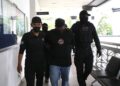 ANGGOTA polis membawa G. Ramesh yang juga ketua kumpulan 'Geng Rames' kerana menjadi ahli kumpulan jenayah terancang di Mahkamah Sesyen Alor Setar, semalam. - UTUSAN/ SHAHIR NOORDIN