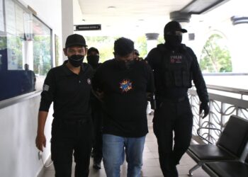ANGGOTA polis membawa G. Ramesh yang juga ketua kumpulan 'Geng Rames' kerana menjadi ahli kumpulan jenayah terancang di Mahkamah Sesyen Alor Setar, semalam. - UTUSAN/ SHAHIR NOORDIN