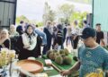 ORANG ramai menyerbu premis jualan YB Durian Balik Pulau di Jalan Tun Sardon, Balik Pulau, Pulau Pinang sempena cuti sekolah. – UTUSAN/SAFINA RAMLI
