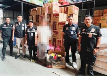 BIRO Eksais Wilayah Pattani merampas ribuan paket kopi dari Malaysia dalam operasi di sebuah gudang di kawasan perbandaran Pattani, Thailand.