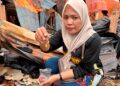 NAZIRA Ibrahim menunjukkan rantai tangan jenis gajah yang ditemukan dalam bilik di tapak kebakaran Kampung Cina, Gok Kapur, Kota Bharu, Kelantan. - UTUSAN/ ROSLIZA MOHAMED
