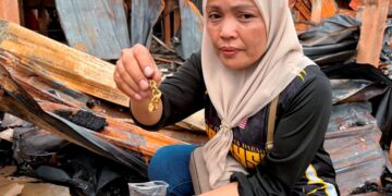 NAZIRA Ibrahim menunjukkan rantai tangan jenis gajah yang ditemukan dalam bilik di tapak kebakaran Kampung Cina, Gok Kapur, Kota Bharu, Kelantan. - UTUSAN/ ROSLIZA MOHAMED