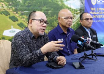 MOHAMMAD Shatar Sabran (kiri) dalam sidang akhbar di UUM, Sintok di Kubang Pasu, semalam.