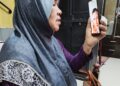 SAADIAH Mohammad berhubung dengan Mohammad Luqman Yahaya yang terkandas di Pelabuhan Hamriyah, Dubai, Emiriah Arab Bersatu (UAE) sejak sembilan bulan lalu menerusi panggilan video bagi melepaskan rindu.