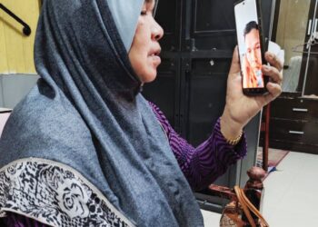SAADIAH Mohammad berhubung dengan Mohammad Luqman Yahaya yang terkandas di Pelabuhan Hamriyah, Dubai, Emiriah Arab Bersatu (UAE) sejak sembilan bulan lalu menerusi panggilan video bagi melepaskan rindu.