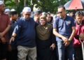 SITI Nur Atikah Ahmad Shukri sebak dalam majlis pengebumian lima ahli keluarganya di Tanah Perkuburan Islam Masjid Al Abidi di Merbok, Sungai Petani, Kedah semalam.-UTUSAN/SHAHIR NOORDIN