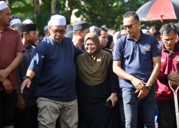 SITI Nur Atikah Ahmad Shukri sebak dalam majlis pengebumian lima ahli keluarganya di Tanah Perkuburan Islam Masjid Al Abidi di Merbok, Sungai Petani, Kedah semalam.-UTUSAN/SHAHIR NOORDIN