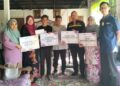 MUHAMMAD Syazmirul Shahiran Muhd. Hisham (tiga dari kiri) menerima bantuan awal daripada Bahagian Hal Ehwal Pelajar (HEP) Universiti Teknologi Mara (UiTM) Cawangan Terengganu menerusi Program Ziarah Kasih.
