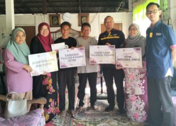 MUHAMMAD Syazmirul Shahiran Muhd. Hisham (tiga dari kiri)  menerima bantuan awal daripada Bahagian Hal Ehwal Pelajar (HEP) Universiti Teknologi Mara (UiTM) Cawangan Terengganu menerusi Program Ziarah Kasih.
