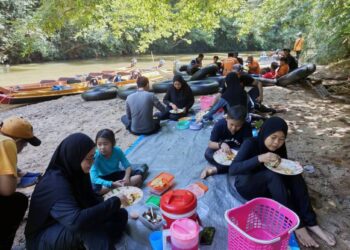 PELANCONG tempatan bersama keluarga berkelah di tepi anak Sungai Sat di Kampung Kuala Sat, Jerantut, Pahang.