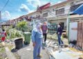 KEADAAN rumah yang rosak akibat ribut di Bercham di Ipoh, Perak semalam. – MINGGUAN/AIN SAFRE BIDIN
