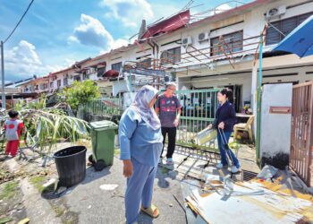 KEADAAN rumah yang rosak akibat ribut di Bercham di Ipoh, Perak semalam.  – MINGGUAN/AIN SAFRE BIDIN