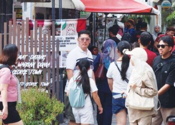 PELANCONG membanjiri beberapa lokasi tumpuan di Pulau Pinang sempena cuti persekolahan yang panjang bermula minggu lepas. 
– UTUSAN/DANIAL SAAD