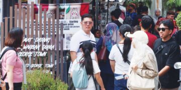 PELANCONG membanjiri beberapa lokasi tumpuan di Pulau Pinang sempena cuti persekolahan yang panjang bermula minggu lepas. 
– UTUSAN/DANIAL SAAD