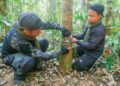EDDY (kiri) dan Ayan menjalankan tugas-tugas rondaan dan memasang kamera pemantauan hutan di Tasik kenyir, Hulu Terengganu, Terengganu. – UTUSAN/PUQTRA HAIRRY