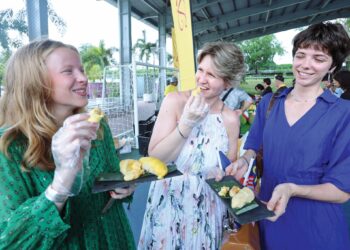 Gelagat dan reaksi delegasi dari Perancis, (dari kiri) Prune Remeur, Nathalie Seroux dan Marie Cunchon yang cuba makan buah durian pada Persidangan Durian di Taylor's University Lakeside Campus , Kuala Lumpur, semalam. – UTUSAN/AMIR KHALID