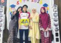 IRFAN Nazmi Ahmad Fakharuddin bersama Robiah Wahab (dua dari kanan) dan dua orang adiknya menunjukkan slip keputusan PNGK 4.0 peperiksaan STPM di Sekolah Menengah Kebangsaan (SMK) Dong di Raub, Pahang.
