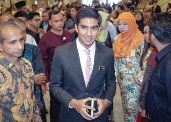 Syed Saddiq Syed Abdul Rahman keluar dari Mahkamah Persekutuan selepas penangguhan keputusan rayuan pendakwaan terhadap pembebasannya di Putrajaya, semalam. – UTUSAN/MUHAMAD IQBAL ROSLI