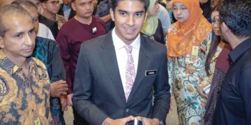Syed Saddiq Syed Abdul Rahman keluar dari Mahkamah Persekutuan selepas penangguhan keputusan rayuan pendakwaan terhadap pembebasannya di Putrajaya, semalam. – UTUSAN/MUHAMAD IQBAL ROSLI