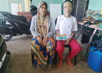 TUAN Mohd. Yusri Tuan Saidi bersama ibunya di Kampung Padang Tapong, Besut, Terengganu. – UTUSAN/WAN ZURATIKAH IFFAH 
WAN ZULKIFLI