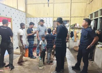 JABATAN Imigresen Terengganu (JIM) memberkas lapan orang termasuk dua kanak-kanak lelaki pendatang asing tanpa izin (PATI) dalam serbuan di empat lokasi penempatan warga asing 
di daerah Kemaman dan Dungun, Terengganu. – IHSAN JIM