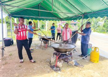 DOLLAH Awang Hussain (dua dari kanan) melihat penduduk kampung bergotong-royong memasak bubur asyura di pekarangan Masjid Iktikaf Haji Mahmood Padang Hangus, Chetok, Pasir Mas, Kelantan. – UTUSAN/YATIMIN ABDULLAH