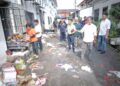 WAN Dzahanurin Ahmad meninjau kesan akibat banjir yang melanda kawasan komersial dekat Kampung Jawa, Sungai Kandis di Klang, Selangor.